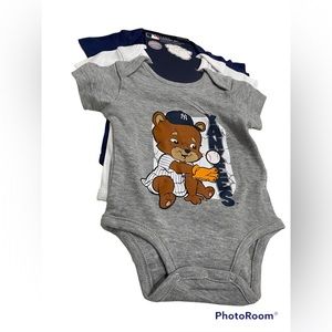 baby New York Yankees Navy/White/Heathered Gray 3-Pack Onesie-NWT 0-3 months